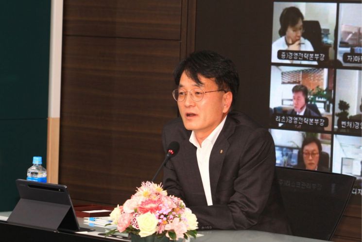 3일 서울 중구 소재 농협금융지주 본사 회의실에서 개최된 2021 경영전략회의에서 손병환 농협금융지주 회장이 ESG비전 및 탈석탄금융 선언을 공식 발표하고 있다.