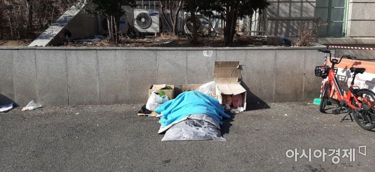 3일 오후 서울역 광장 한쪽에 한 노숙인이 천과 비닐로 추위를 버티고 있다. 사진=한승곤 기자 hsg@asiae.co.kr
