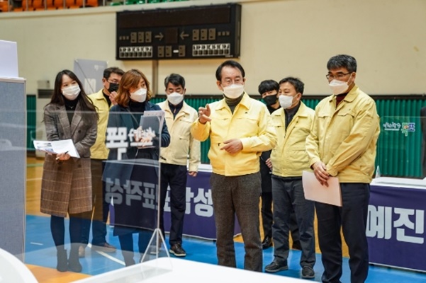 김종식 시장이 지난달 30일 목포실내체육관 백신접종센터를 찾아 점검하고 있다. (사진=목포시 제공)