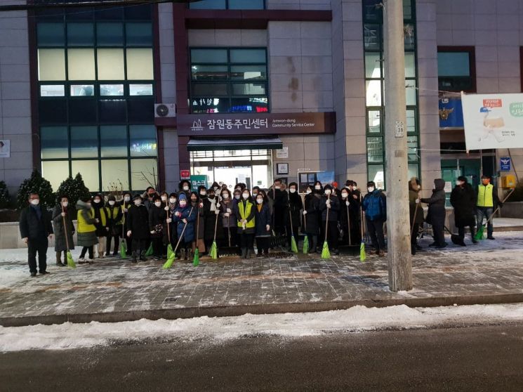 기습폭설 막아낸 서초구 '주민 자율 제설단' 활약상 화제