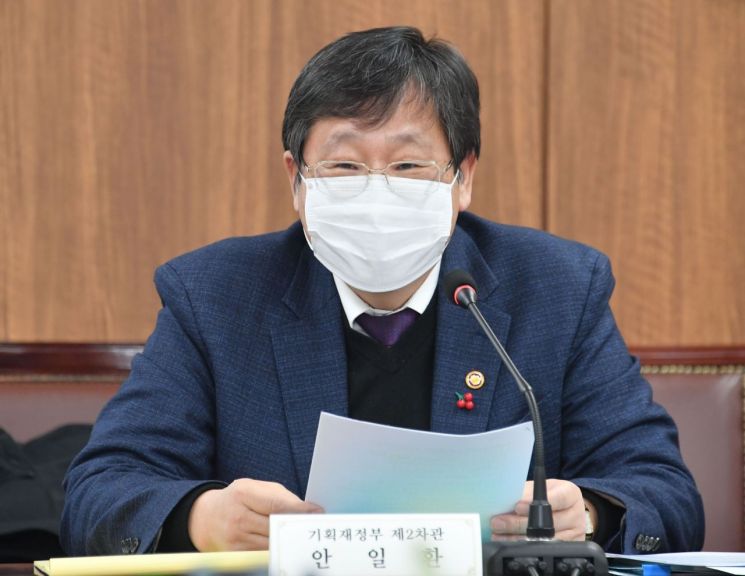 '예산 담당' 기재2차관 "재정지출 '불가역성' 상기해야" 작심 발언