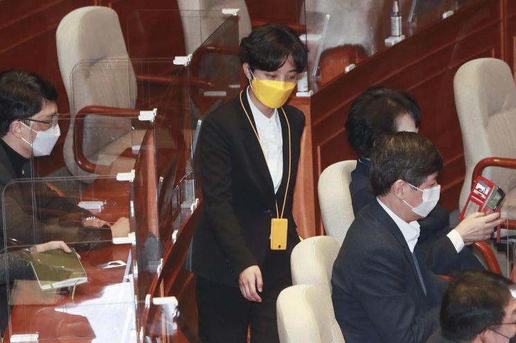 류호정 정의당 의원이 지난 1일 국회에서 열린 본회의에 참석하고 있다. / 사진=연합뉴스