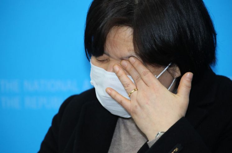배복주 정의당 부대표가 지난달 25일 국회 소통관에서 김종철 대표의 성추행으로 인한 사퇴에 대해 설명하며 눈물을 흘리고 있다. / 사진=연합뉴스
