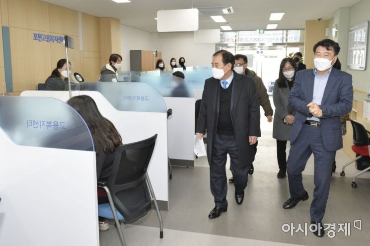 4일 포천고용복지센터를 방문한 박윤국 포천시장(사진 중앙) [포천시 제공]
