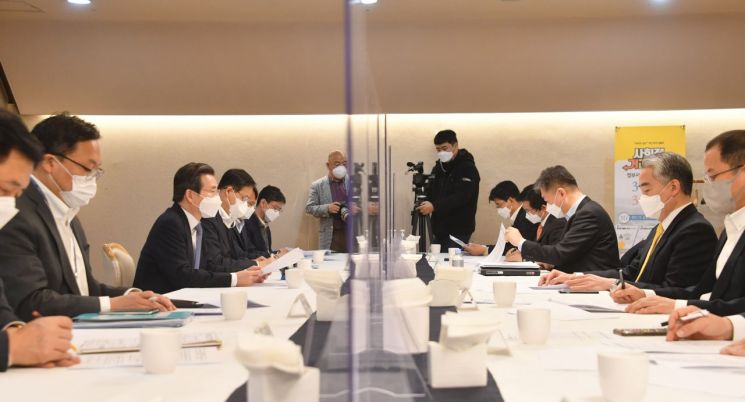 김용범 기획재정부 차관(왼쪽 세번째)이 5일 서울 광화문 정부서울청사에서 열린 '계란 등 설 성수품 가격안정 민관합동 TF 회의'를 주재, 모두발언을 하고 있다.