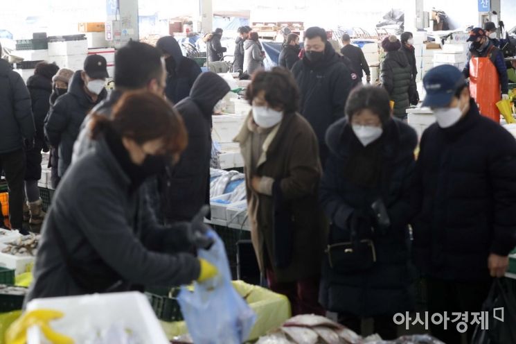 [포토]명절 앞두고 가락동 수산시장 찾은 시민들 