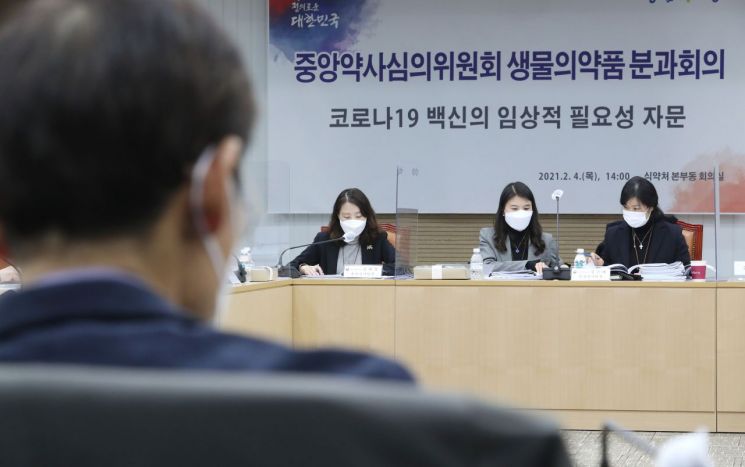 아스트라제네카 백신 "65세 이상 접종 신중"…추후 질병청서 판단 