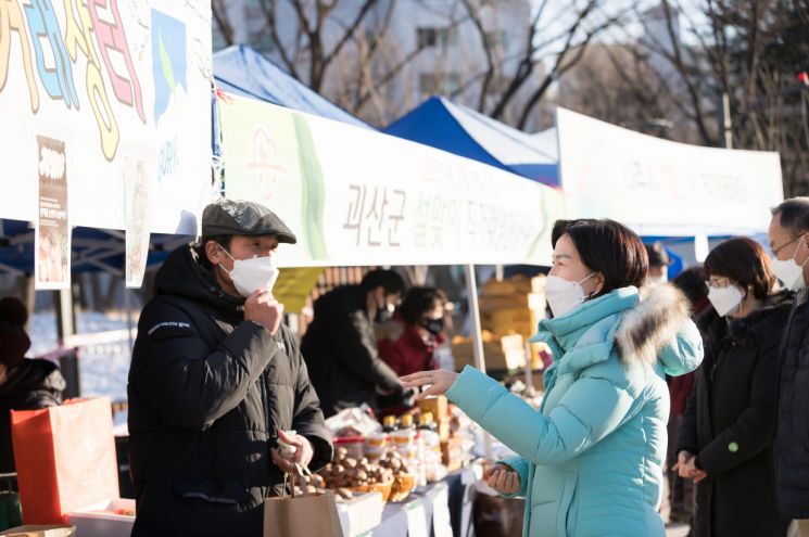 [포토] 김수영 양천구청장, 설맞이 직거래 장터 방문