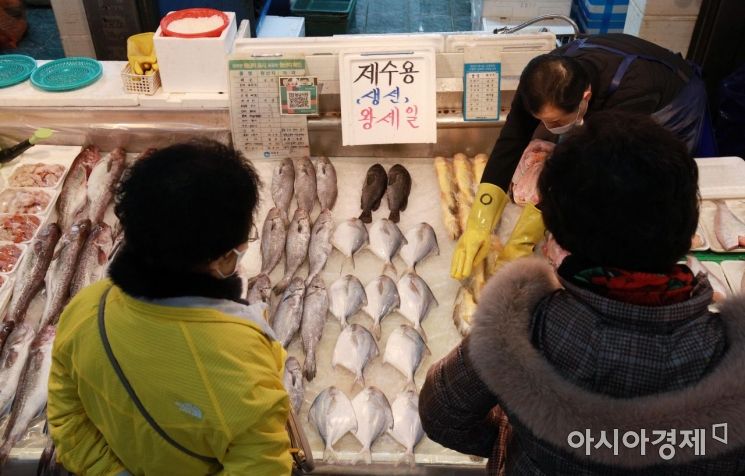 [포토] 제수용 생선 구매하는 시민들