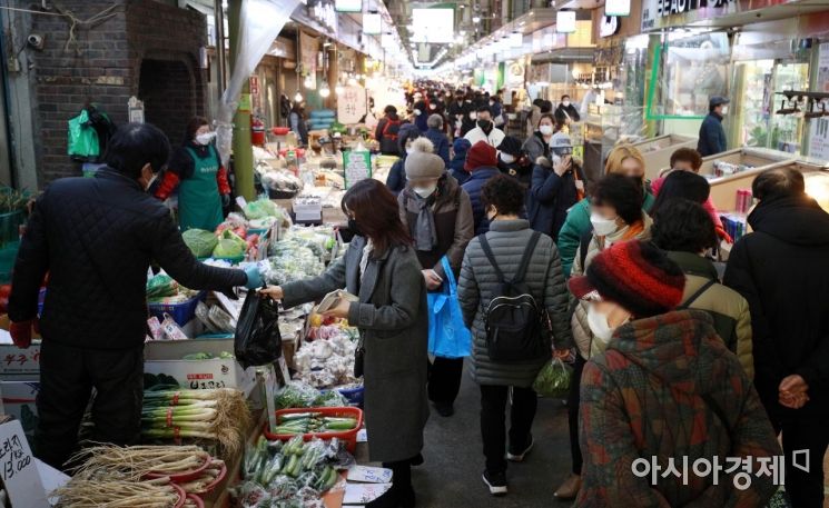 [포토] 명절 앞두고 북적이는 재래시장