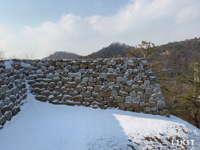 아차산 일대 보루군은 고구려 군사시설의 면모가 규명되고 있어 고고학적 연구에 중요한 자료가 되고 있다.