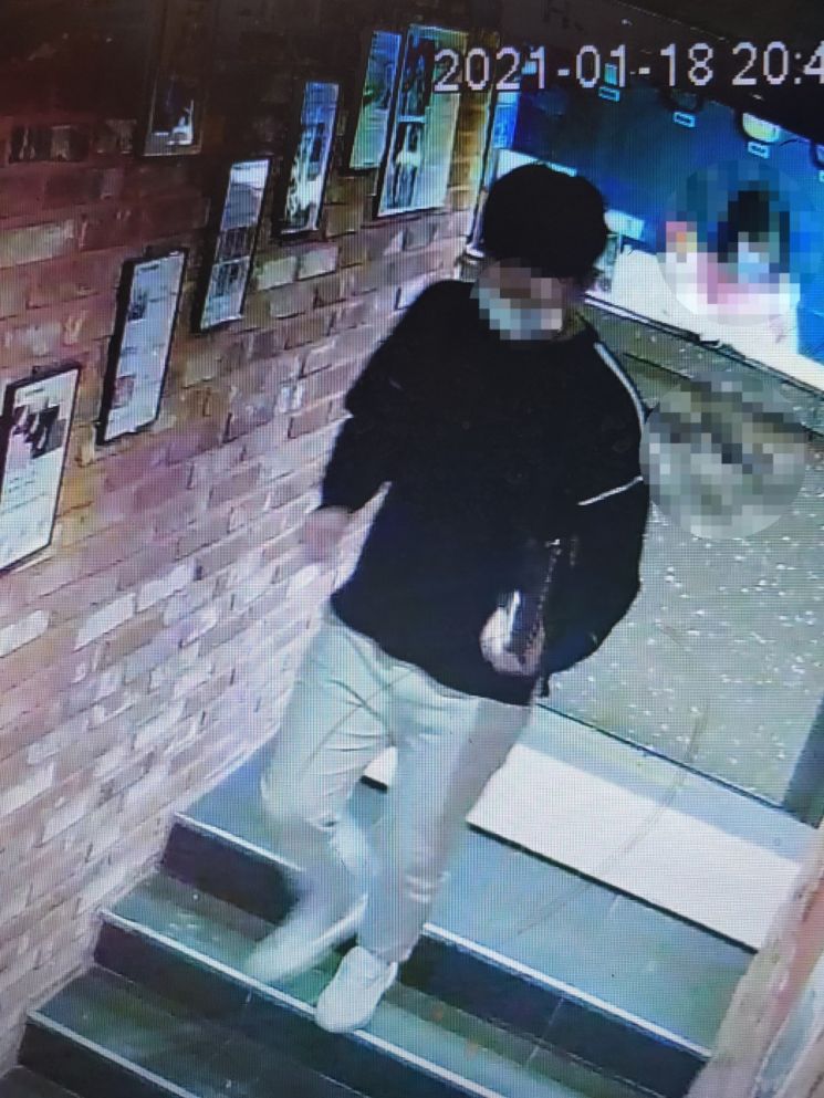 "피같은 700만원 빼갔다"…20대 커플의 '수상한 폰 빌리기'