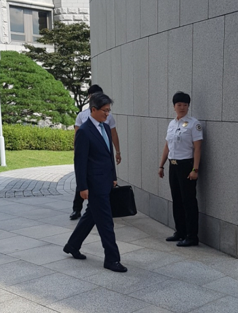 지난 2017년 8월 22일 오후 김명수 신임 대법원장 후보자가 양승태 대법원장과의 면담을 위해 서울 서초구 대법원 청사로 걸어 들어오고 있다.