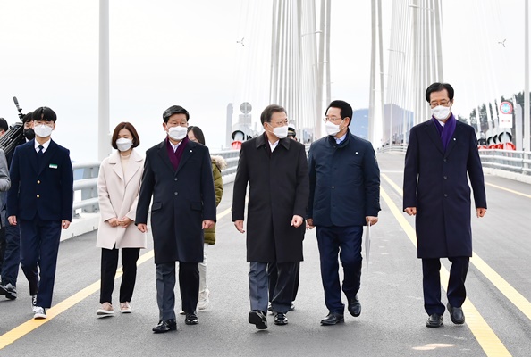문재인 대통령, 지역균형뉴딜투어 ‘첫 번째’ 신안 찾아