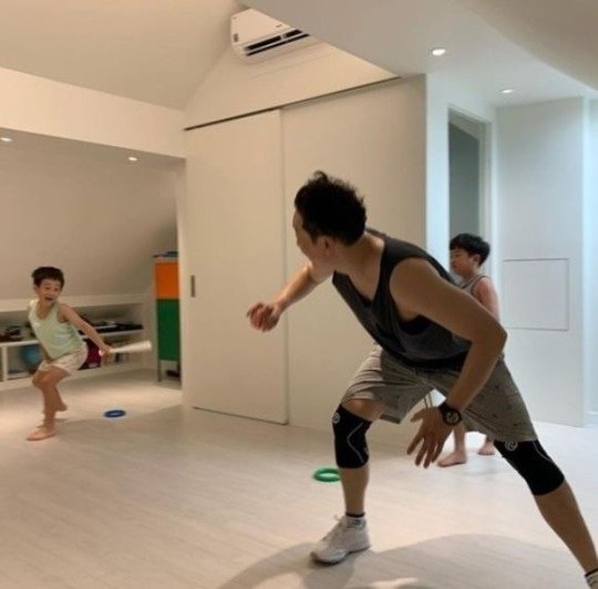 최근 층간소음 논란으로 구설수에 오른 개그맨 이휘재 씨가 아이들과 실내에서 놀아주고 있다. [이미지출처 = 이휘재 인스타그램 캡처]