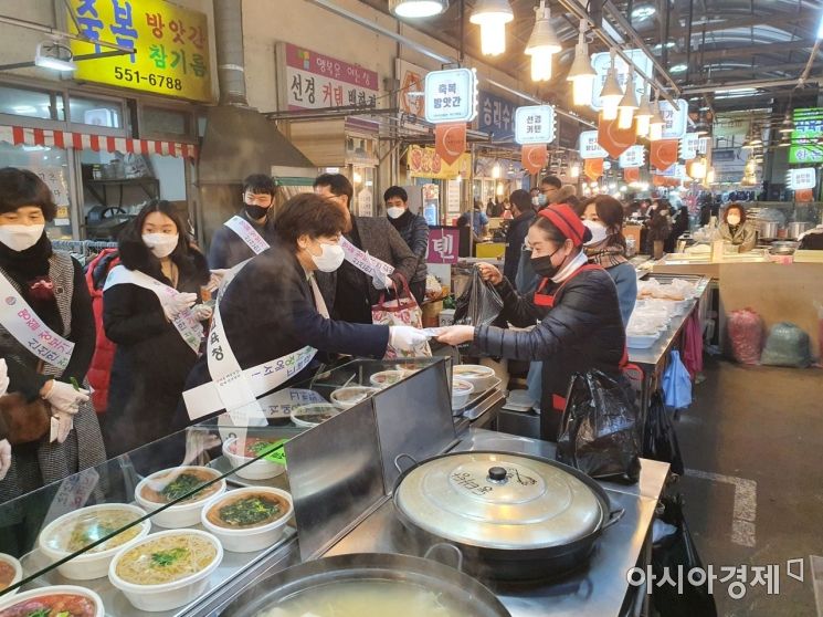 대구시교육청, 설맞이 전통시장 '장보기' … 온누리상품권 7억 '구매 약정'