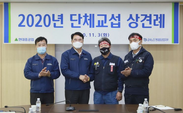 한영석 현대중공업 사장(왼쪽 두 번째)과 조경근 현대중공업 노조지부장(왼쪽 세 번째) 등 노사 교섭 대표단이 지난해 11월 3일 임금 및 단체협약 상견례에서 악수하고 있다.<이미지출처:연합뉴스>