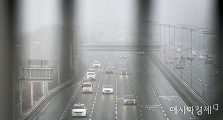 전국 곳곳에 가시거리 200m 이하의 짙은 안개가 낀 7일 강변북로를 달리는 차량들이 전조등을 켜고 서행하고 하다./윤동주 기자 doso7@