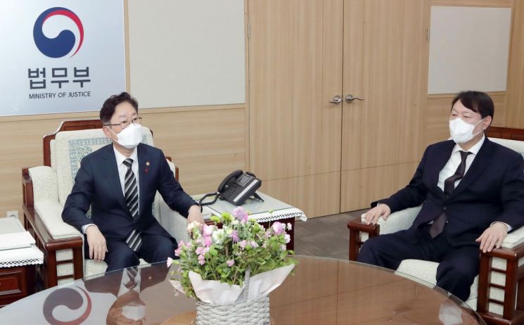 박범계 법무부 장관(왼쪽)이 1일 정부과천청사에서 취임 축하 인사를 온 윤석열 검찰총장을 만나 환담하고 있다. [이미지출처=연합뉴스]