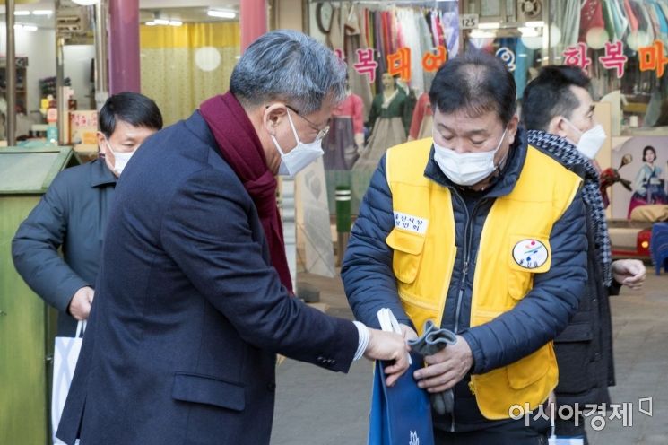 박범수 한울원전 본부장이 지역 상인과 명절 인사를 나누고 있는 모습.