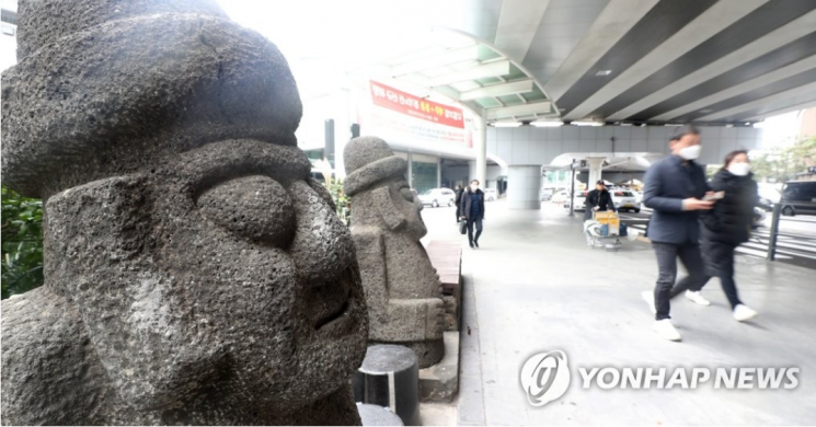 제주국제공항에 도착한 여행객들이 마스크를 쓰고 이동하고 있다. 사진은 기사 중 특정 표현과 무관. [이미지출처=연합뉴스]