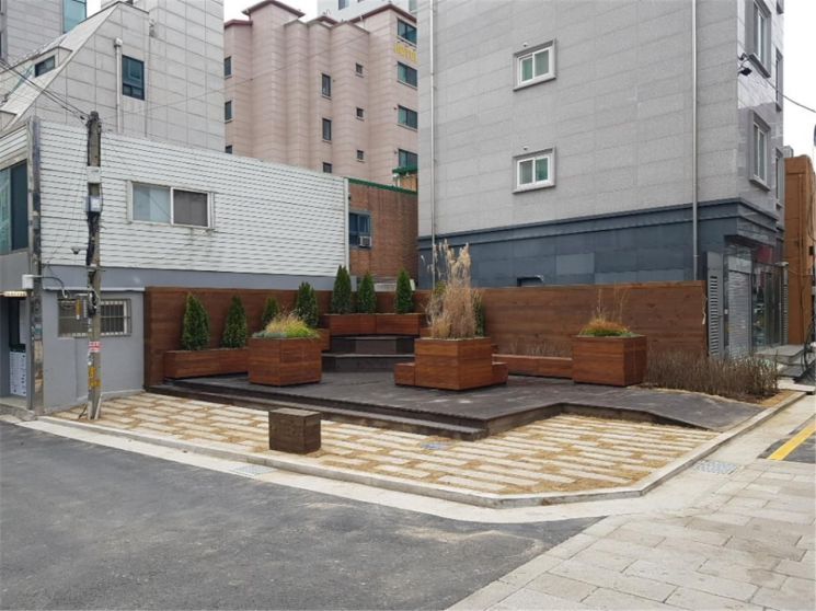 '건축사' 출신 김영종 종로구청장의 운니·익선동 깔끔한 골목길 만들기  