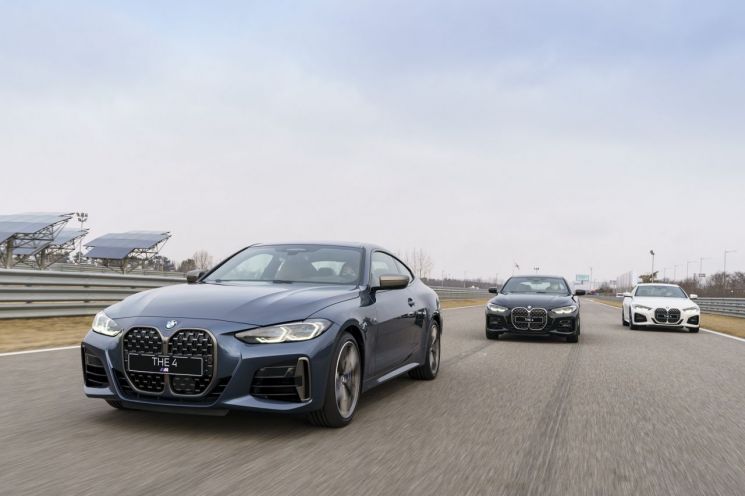 BMW 뉴 4시리즈 쿠페. 수직형 키드니 그릴이 가장 인상적이다.