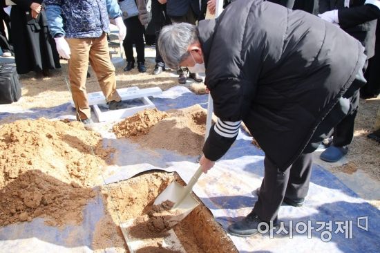 고 강신석 목사의 장남 강의준씨가 허토하고 있다.