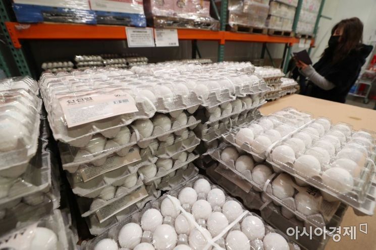 고병원성 조류인플루엔자(AI) 확산으로 급등한 계란 가격을 안정화하기 위해 수입된 미국산 계란이 8일 서울 서초구 한 창고형 할인매장에서 판매되고 있다. /문호남 기자 munonam@