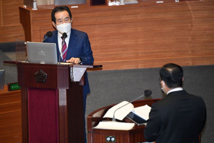 정세균 국무총리가 8일 오후 서울 여의도 국회에서 열린 교육·사회·문화에 관한 대정부질문에 출석해 박성중 국민의힘 의원 질의에 답변하고 있다. / 사진=연합뉴스