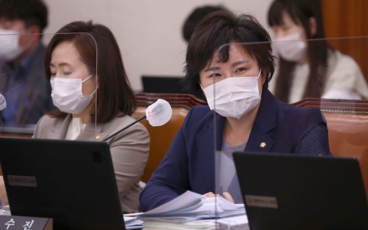 정청래 "윤석열, 5·18 민주주의 정신 아는가" vs 조수진 "인식 저급"