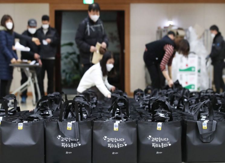 성동구, 지난해 이어 올해도 필수노동자 6400여 명 안전물품 지원
