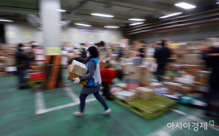 [포토] 분주한 우체국 택배 분류소 직원들
