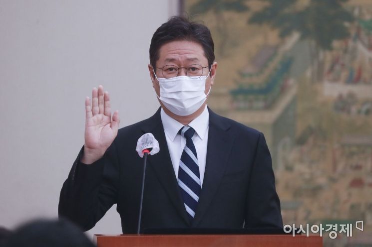 황희 문화체육관광부 장관 후보자가 9일 국회에서 열린 인사청문회에 출석, 증인선서를 하고 있다./윤동주 기자 doso7@
