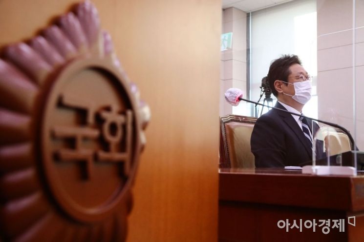 황희 문화체육관광부 장관 후보자가 9일 국회에서 열린 인사청문회에 출석, 의원들 질의에 답변하고 있다./윤동주 기자 doso7@