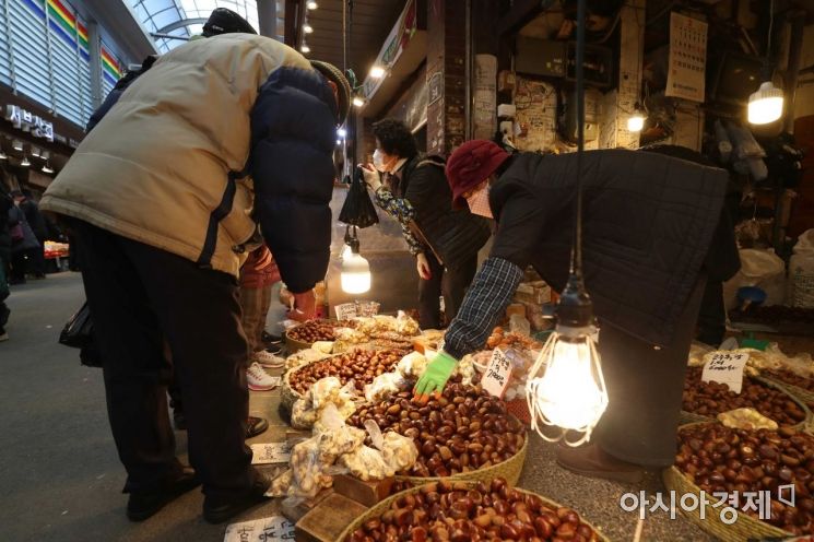 설날 연휴를 이틀 앞둔 9일 서울 동대문구 경동시장에서 시민들이 제수용품을 구매하고 있다. /문호남 기자 munonam@