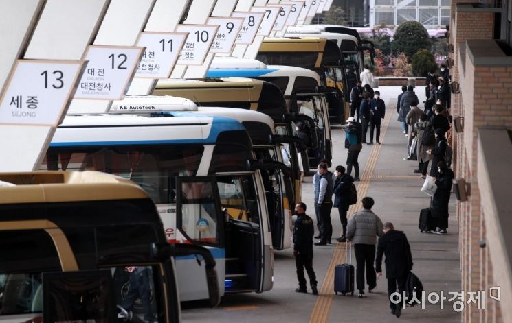 서울고속버스터미널에서 시민들이 버스에 오르고 있다 [김현민 기자 kimhyun81@]