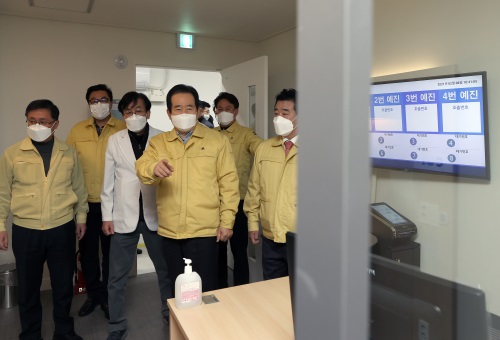정세균 국무총리가 지난 6일 국립중앙의료원 중앙접종센터를 방문해 점검하고 있다. 사진=국무총리실 제공