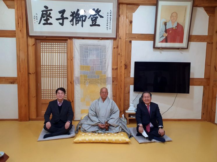 홍준표, '하늘색 넥타이' 매고 대정부 질문 나온 까닭