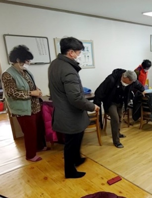김훈 의원이 관내 경로당을 찾아 어른신들과 얘기를 나누고 있다. / ⓒ 아시아경제