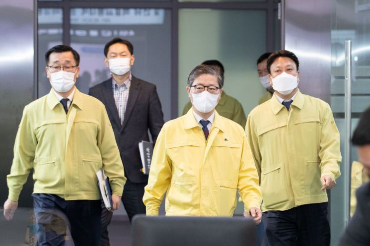 변창흠 국토교통부 장관이 10일 정부세종청사 국토부 국가교통정보센터에서 열린 설 연휴 특별 교통대책 준비 상황 보고회에 참석하고 있다. / 사진제공=국토교통부.