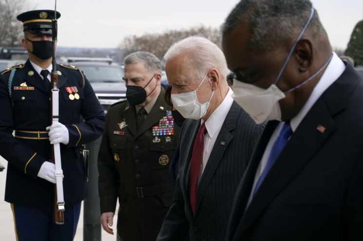 조 바이든 미국 대통령이 로이드 오스틴 국방부 장관의 안내로 국방부로 들어서고 있다. [이미지출처=AP연합뉴스]