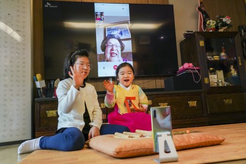 SK텔레콤은 11일부터 14일까지 영상통화 서비스를 무료로 제공한다. 사진은 할머니에게 무료 영상통화로 세배를 하는 아이의 모습