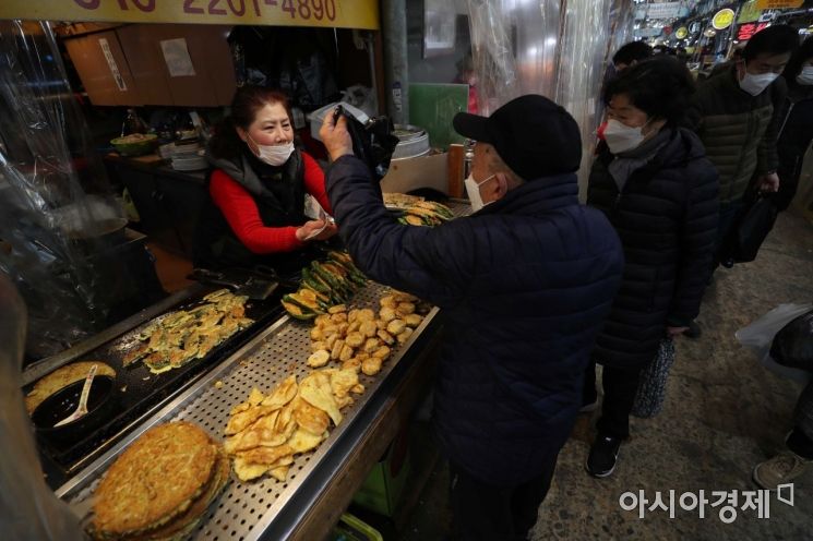 [포토]모처럼 활기 찾은 전통시장 