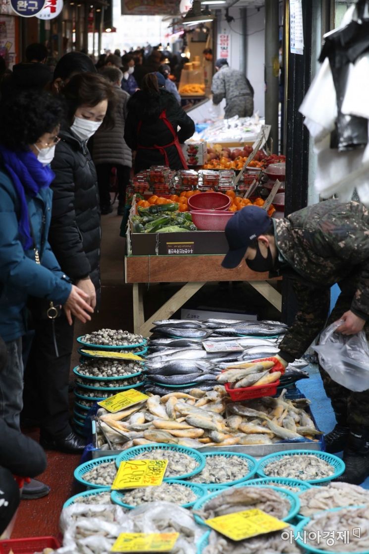 [포토]전통시장서 제수용품 준비하는 시민들 