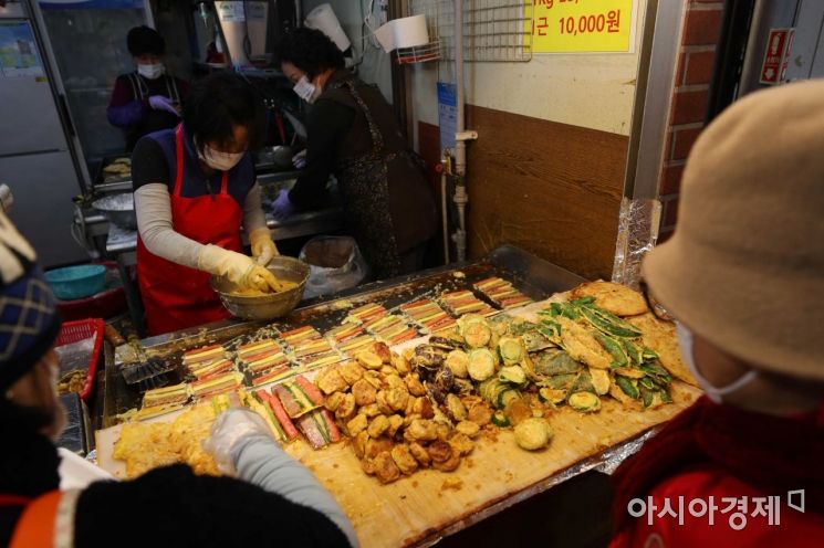 [포토]설날 연휴 분주한 전통시장 상인들 
