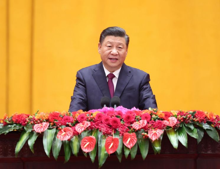 시진핑 중국 국가주석이 10일 베이징 인민대회당에서 최대 명절인 춘제(春節·중국의 설)를 맞아 대국민 단배식(단체 새해 인사) 연설을 하고 있다. [이미지출처=연합뉴스]