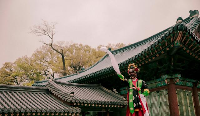 국립국악원 공연 '동궁-세자의하루' 중 처용무를 추는 장면(출처:국립국악원)