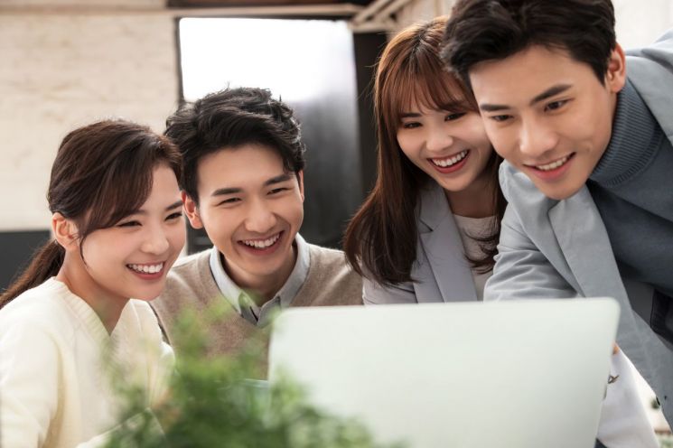 업계에 따르면 헬스장 이용권, 또는 점심 식대를 사내 복지 서비스로 제공하던 기업들이 직원의 웰 라이프를 위해 온라인으로 다채로운 복지 서비스를 제공하고 있다. 사진 = 게티이미지뱅크