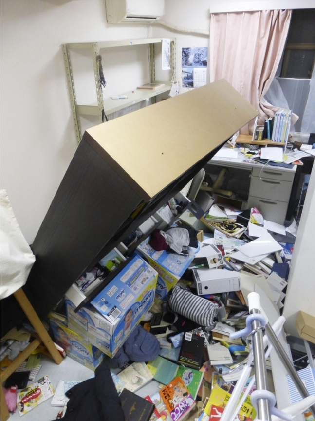 13일 오후 일본 후쿠시마(福島)현 앞바다에서 발생한 강력한 지진으로 인해 후쿠시마의 한 가정집의 가구 등이 넘어져 있다.